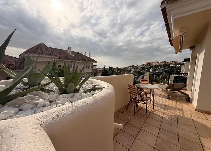 Апартаменти La Arcada Aloha Hill Club
